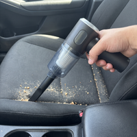 Mini aspiradora Veyron limpiando el interior de un coche